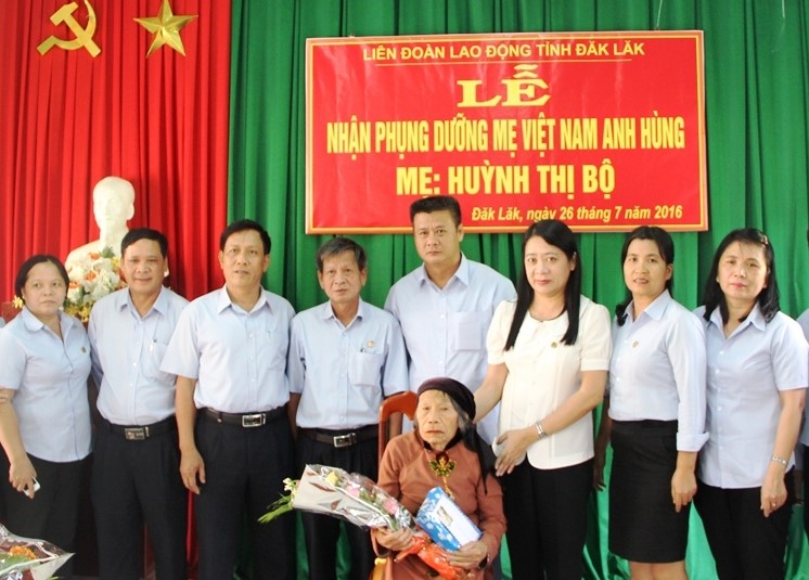 Dak Lak Provincial Trade Union accepted to support Vietnamese Heroic Mother Huynh Thi Bo in 2016. Photo: Bao Trung