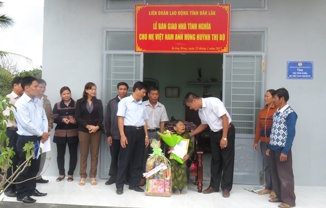 The Trade Union Organization in Dak Lak province gave heroic Vietnamese Mother Huynh Thi Bo a house of gratitude in 2017. Photo: Bao Trung