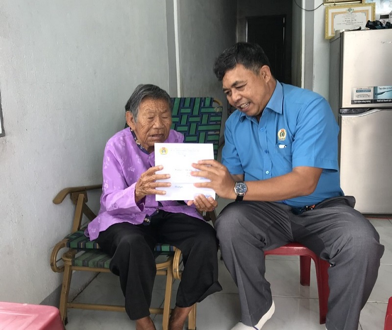 Ông Y Jone Ktull - Phó Chủ tịch Liên đoàn Lao động tỉnh Đắk Lắk tặng quà cho Mẹ Việt Nam anh hùng Huỳnh Thị Bộ nhân Ngày Thương binh Liệt sĩ 27.7 năm 2024. Ảnh: Bảo Trung