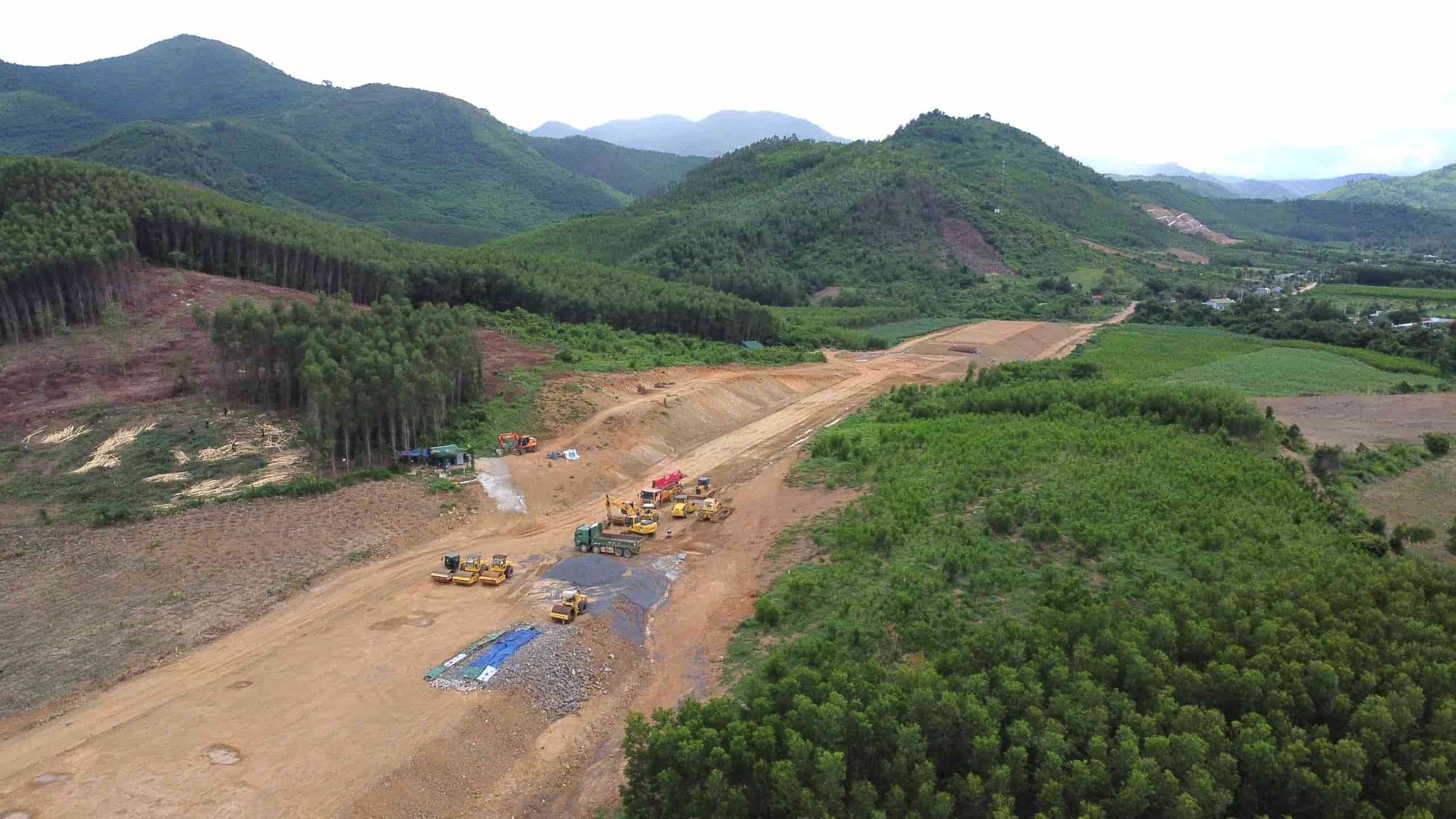 The scale of the expressway project passing through Khanh Hoa has 4 lanes, a design speed of 100km/h with a total investment of about 5,632 billion VND. Photo: Huu Long