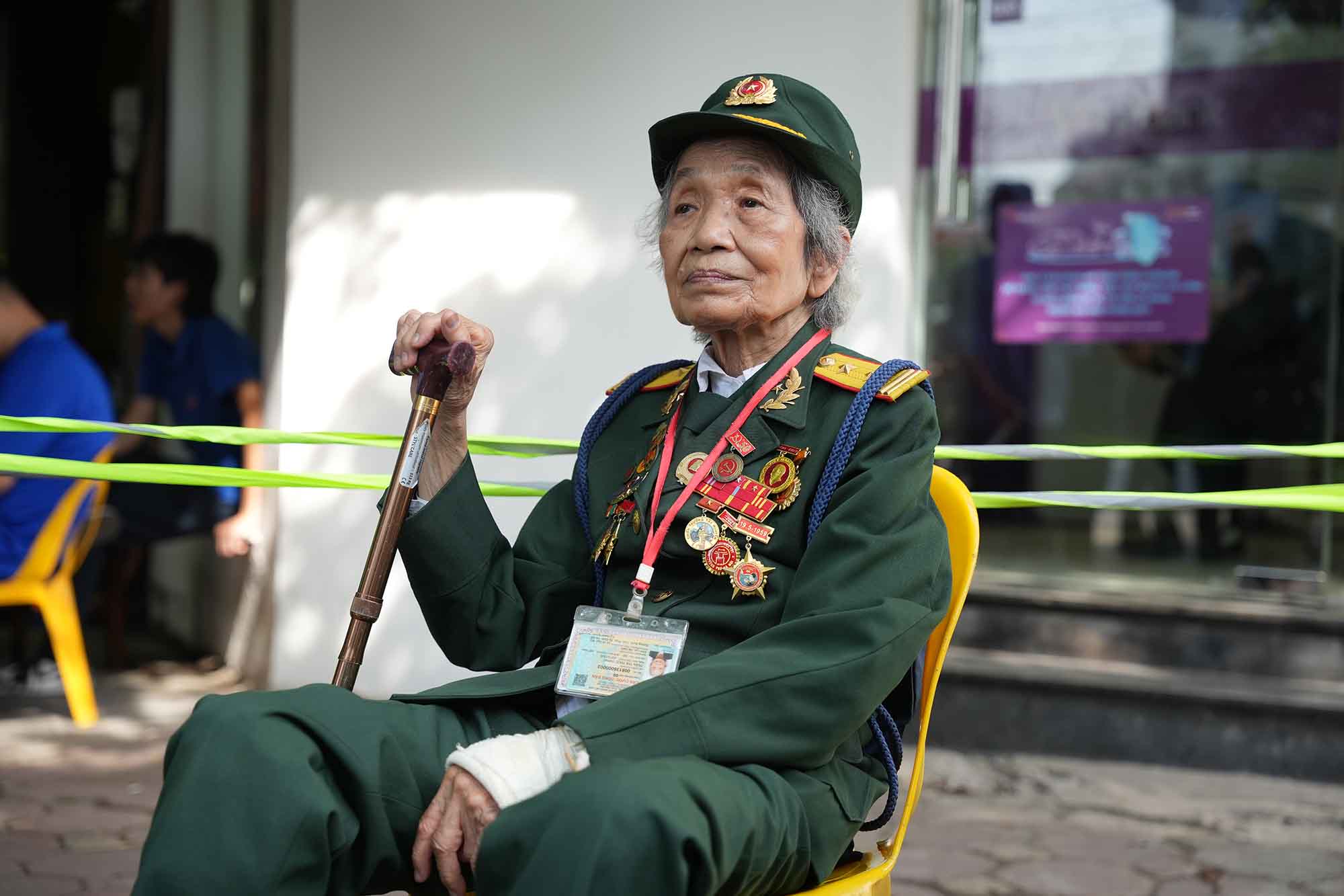 Bà Trần Thị Thục Oanh (Hà Nội) nay đã 90 tuổi chống gậy đến viếng Tổng Bí thư Nguyễn Phú Trọng. Ảnh: Hữu Chánh