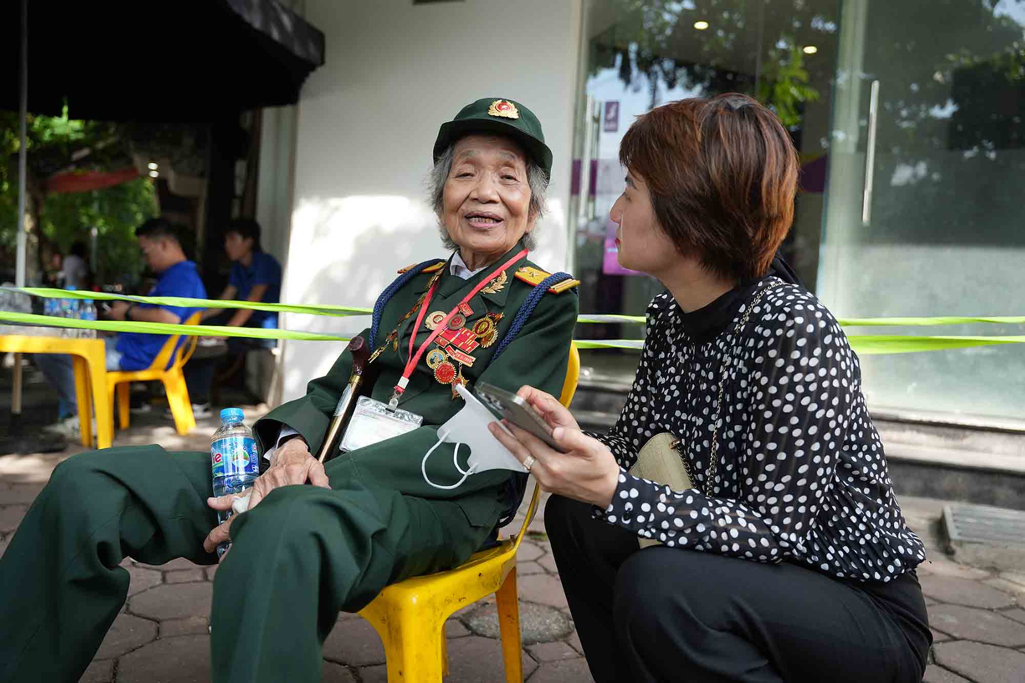 Chị Vương Thị Kim Thư - một người dân đến viếng Tổng Bí thư tình nguyện đưa bà Thục Oanh về đến tận nhà. Ảnh: Hữu Chánh 