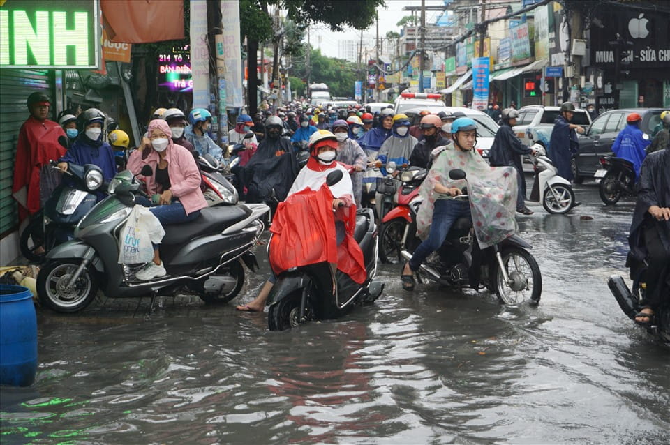 Dự báo TP HCM chiều và đêm có mưa rào và rải rác có dông, cục bộ có nơi mưa to. Ảnh: Minh Quân