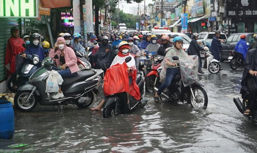 Dự báo TP HCM chiều và đêm có mưa rào và rải rác có dông, cục bộ có nơi mưa to. Ảnh: Minh Quân