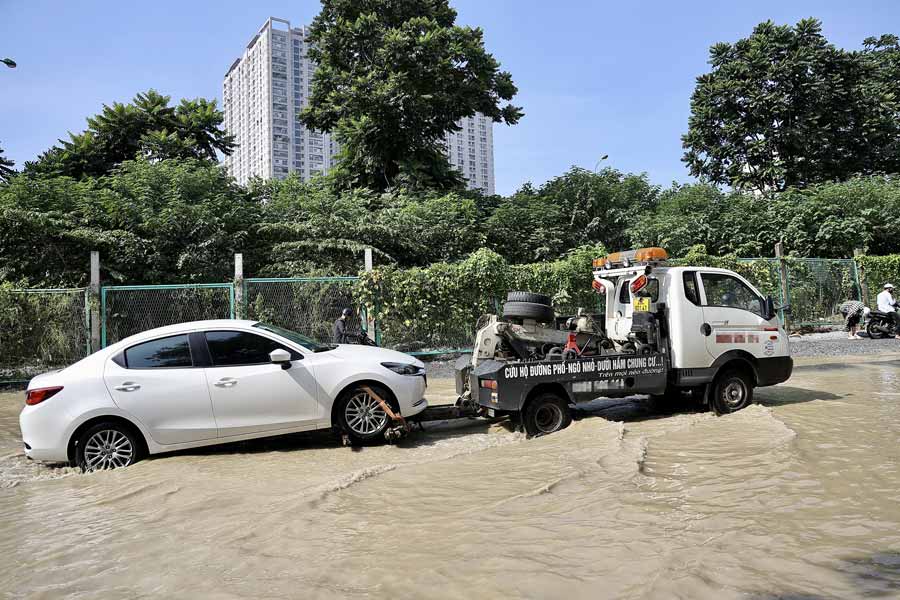 Sau một thời gian, chiếc xe mới được cứu hộ khỏi đoạn đường này.