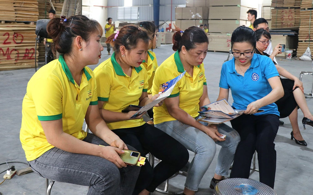 Tuyên truyền chính sách BHXH, BHTN tới công nhân Khu công nghiệp phía Nam. Ảnh: BHXH Yên Bái