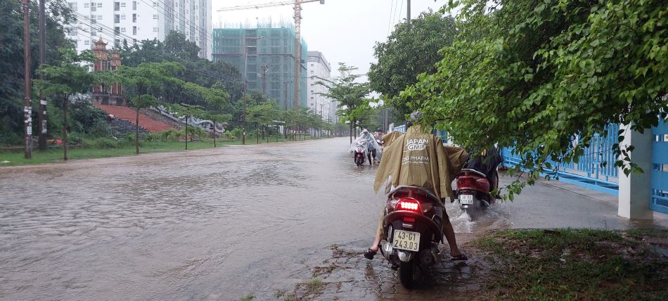 Đường số 4 trong khu công nghiệp bị ngập do mưa lớn năm 2023. Ảnh: Văn Trực