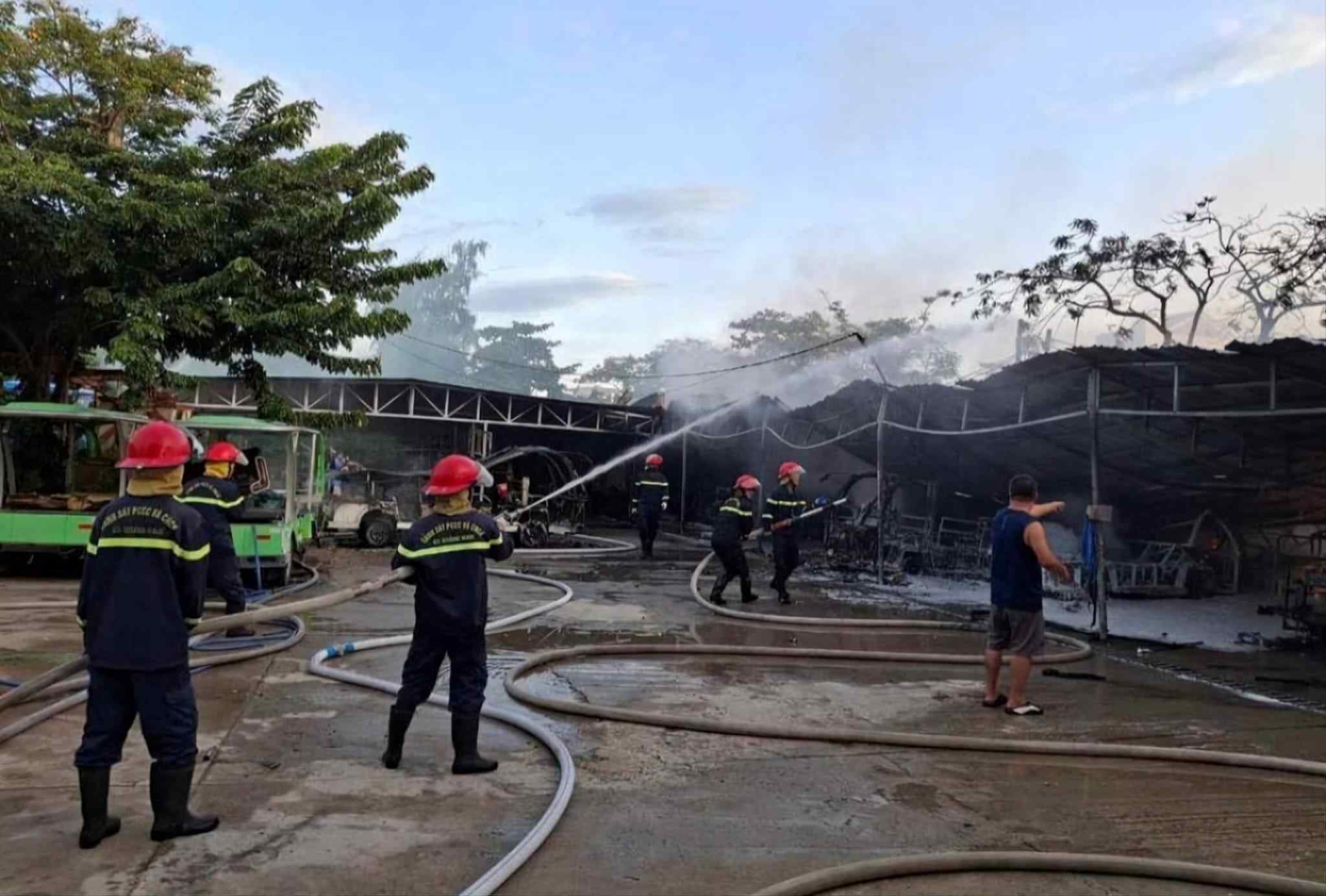 Nhiều xe điện vận tải ở Hội An bị cháy trơ khung trong vụ cháy rạng sáng 26.7. Ảnh: Rin Nguyễn