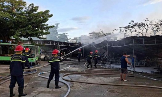 Nhiều xe điện vận tải ở Hội An bị cháy trơ khung trong vụ cháy rạng sáng 26.7. Ảnh: Rin Nguyễn