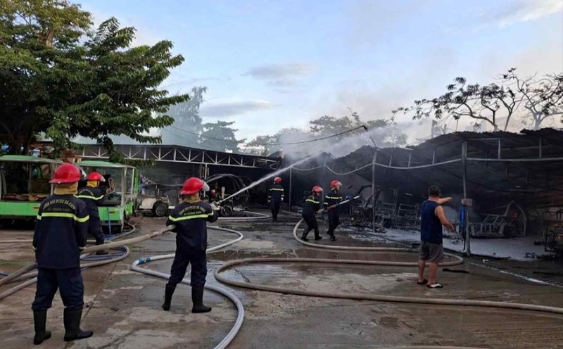 Nhiều xe điện vận tải ở Hội An bị cháy trơ khung trong vụ cháy rạng sáng 26.7. Ảnh: Rin Nguyễn