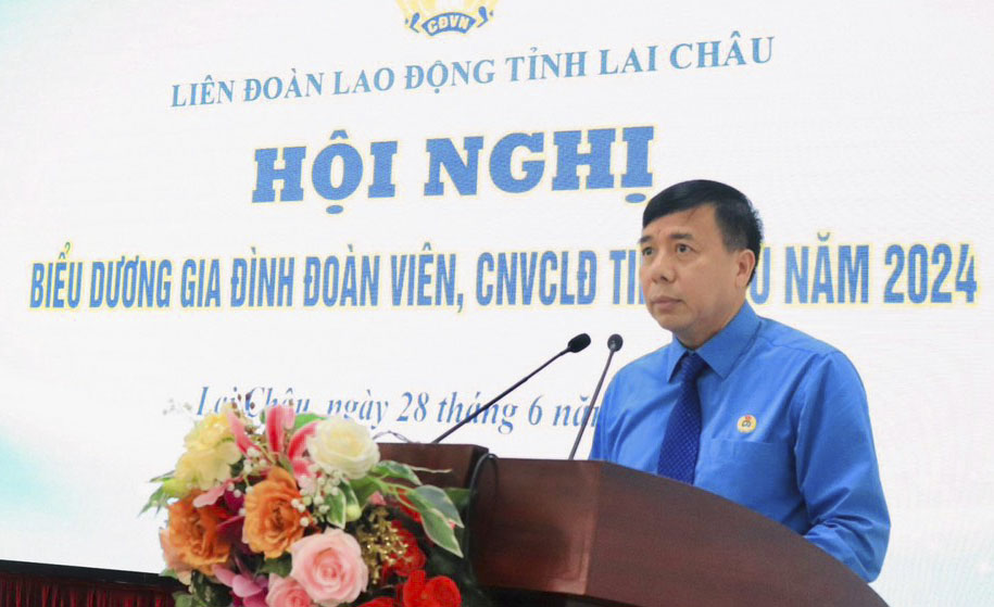 Ông Hoàng Thọ Trung -  Chủ tịch LĐLD tỉnh Lai Châu phát biểu tại Hội nghị biểu dương gia đình đoàn viên, CNVCLĐ tiêu biểu năm 2024. Ảnh: Phương Thảo