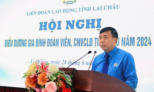 Ông Hoàng Thọ Trung -  Chủ tịch LĐLD tỉnh Lai Châu phát biểu tại Hội nghị biểu dương gia đình đoàn viên, CNVCLĐ tiêu biểu năm 2024. Ảnh: Phương Thảo