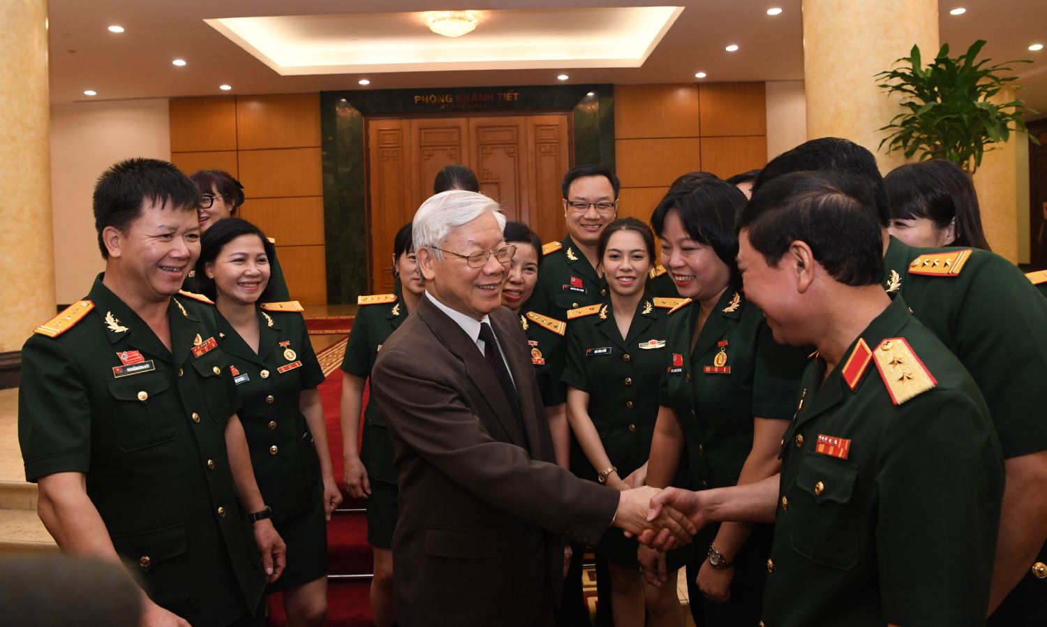 Tổng Bí thư Nguyễn Phú Trọng ân cần thăm hỏi các đại biểu dự Đại hội đại biểu Công đoàn Quân đội lần thứ IX (2018-2023). Ảnh: Công đoàn Quốc phòng