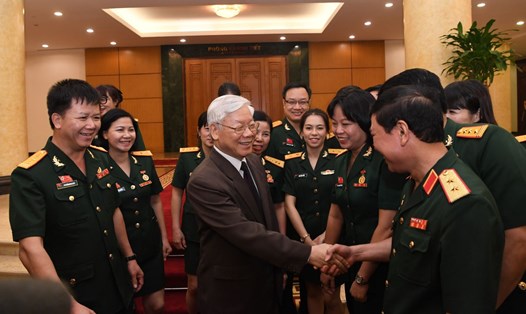 Tổng Bí thư Nguyễn Phú Trọng ân cần thăm hỏi các đại biểu dự Đại hội đại biểu Công đoàn Quân đội lần thứ IX (2018-2023). Ảnh: Công đoàn Quốc phòng