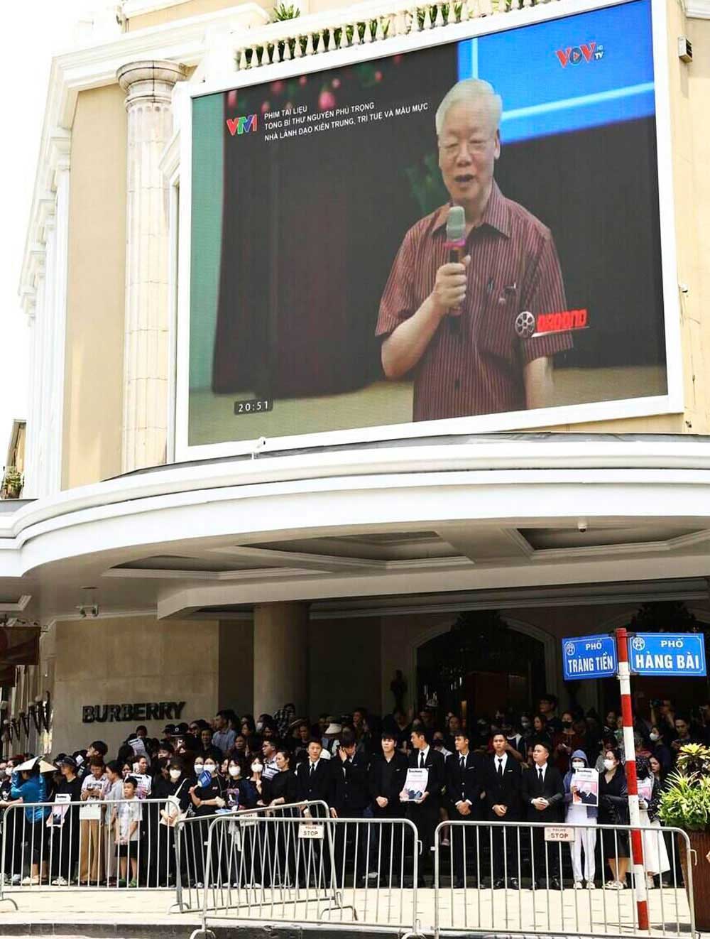 Phim tài liệu “Tổng Bí thư Nguyễn Phú Trọng - Nhà lãnh đạo kiên trung, trí tuệ và mẫu mực'' được phát tại màn hình lớn trên phố Tràng Tiền (Hà Nội). Ảnh: Việt Anh