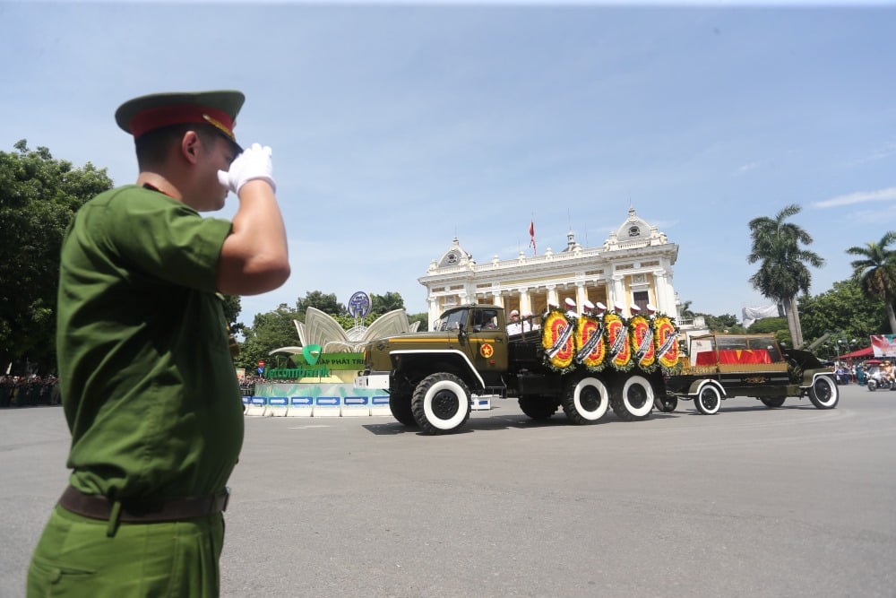 Linh xa chở theo linh cữu Tổng Bí thư Nguyễn Phú Trọng đi qua Nhà hát Lớn Hà Nội.