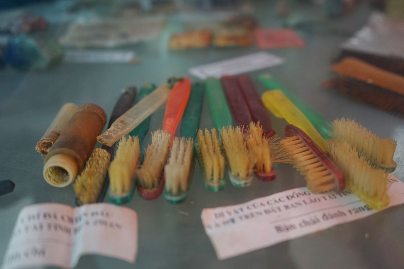 Nhung chiec ban chai danh rang, ong kim chi cua cac liet si. Anh: Quach Du