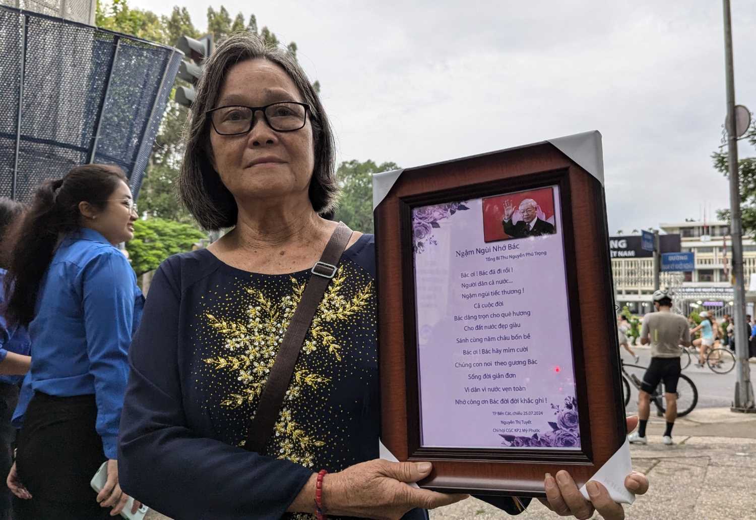 Nguyen Thi Tuyet 여사(Binh Duong)가 Nguyen Phu Trong 총서기를 배웅하기 위해 자신이 직접 작곡한 시를 들고 있습니다. 사진: Anh Tu