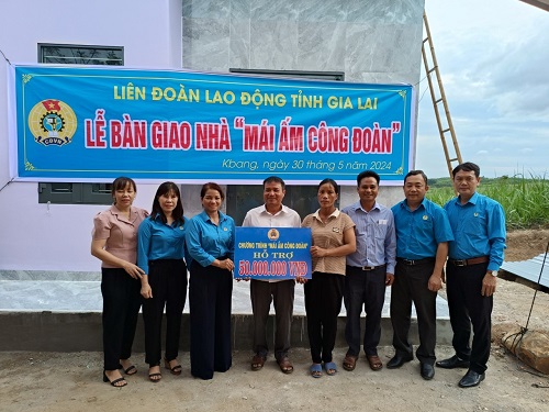 Liên đoàn Lao động tỉnh trao “Mái ấm Công đoàn” cho đoàn viên khó khăn. Ảnh: Thanh Tuấn  