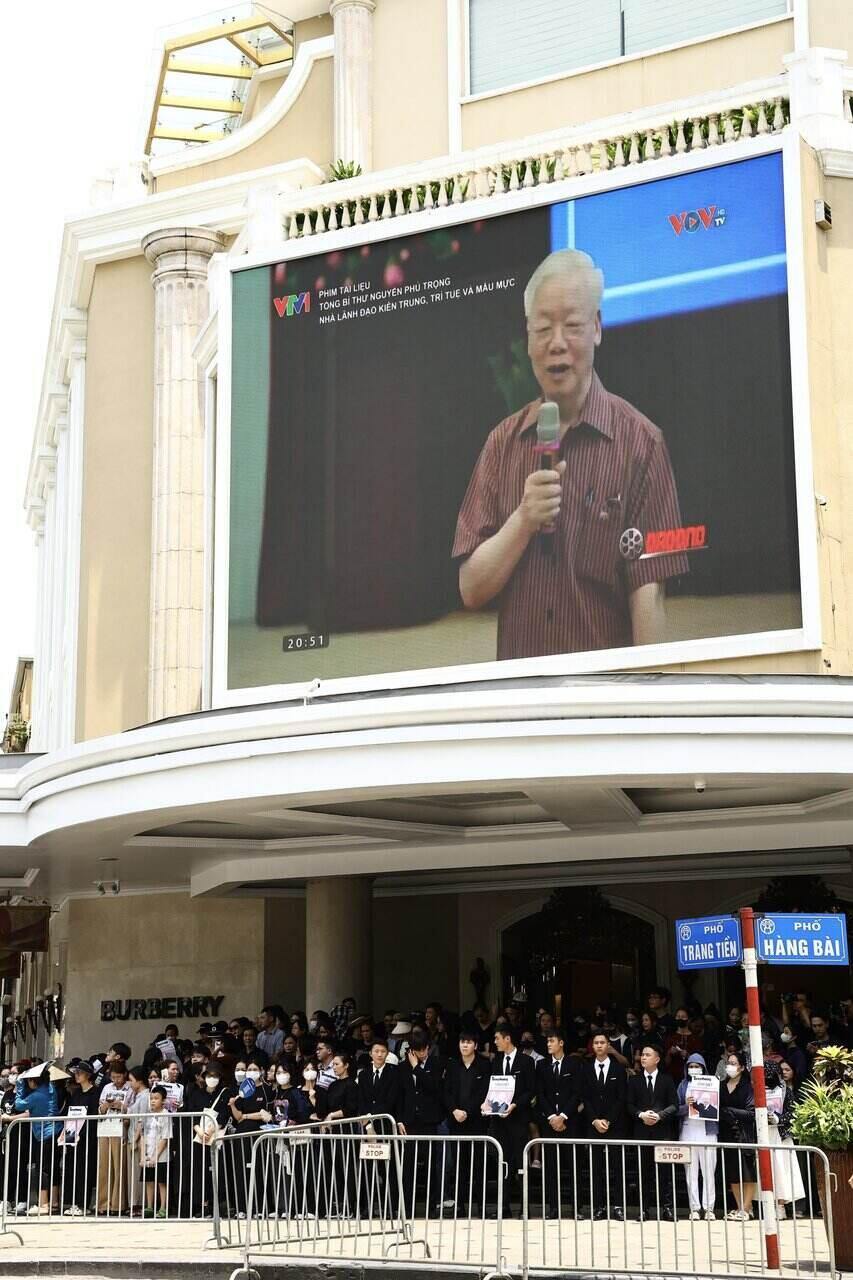 Phim tài liệu “Tổng Bí thư Nguyễn Phú Trọng - Nhà lãnh đạo kiên trung, trí tuệ và mẫu mực'' được phát tại màn hình lớn trên phố Tràng Tiền. Ảnh: Việt Anh