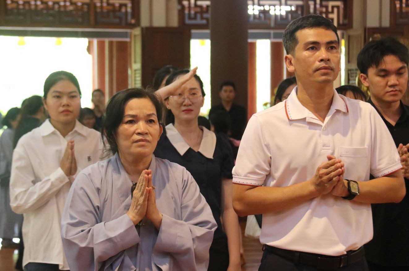 Nguoi dan Khanh Hoa, nhat la nhieu ban tre da co mat tai le tuong niem danh nhieu tinh cam tiec thuong gui den Tong Bi thu Nguyen Phu Trong, tam guong sang ngoi ve nguoi Cong san vi dan. Anh: Phuong Linh
