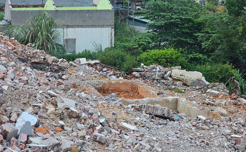 Theo quy hoạch phần đất của 15 hộ dân (tổ 6, khu 3B, phường Giếng Đáy, TP Hạ Long) ảnh hưởng sạt lở thuộc khu vực được định hướng là đất cây xanh công cộng. Ảnh: Đoàn Hưng