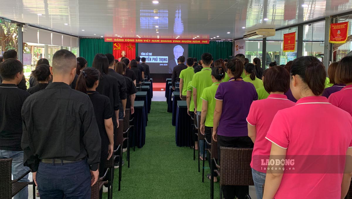 Workers and employees of Tan De Company spent a minute of silence to commemorate General Secretary Nguyen Phu Trong. Photo: Luong Ha