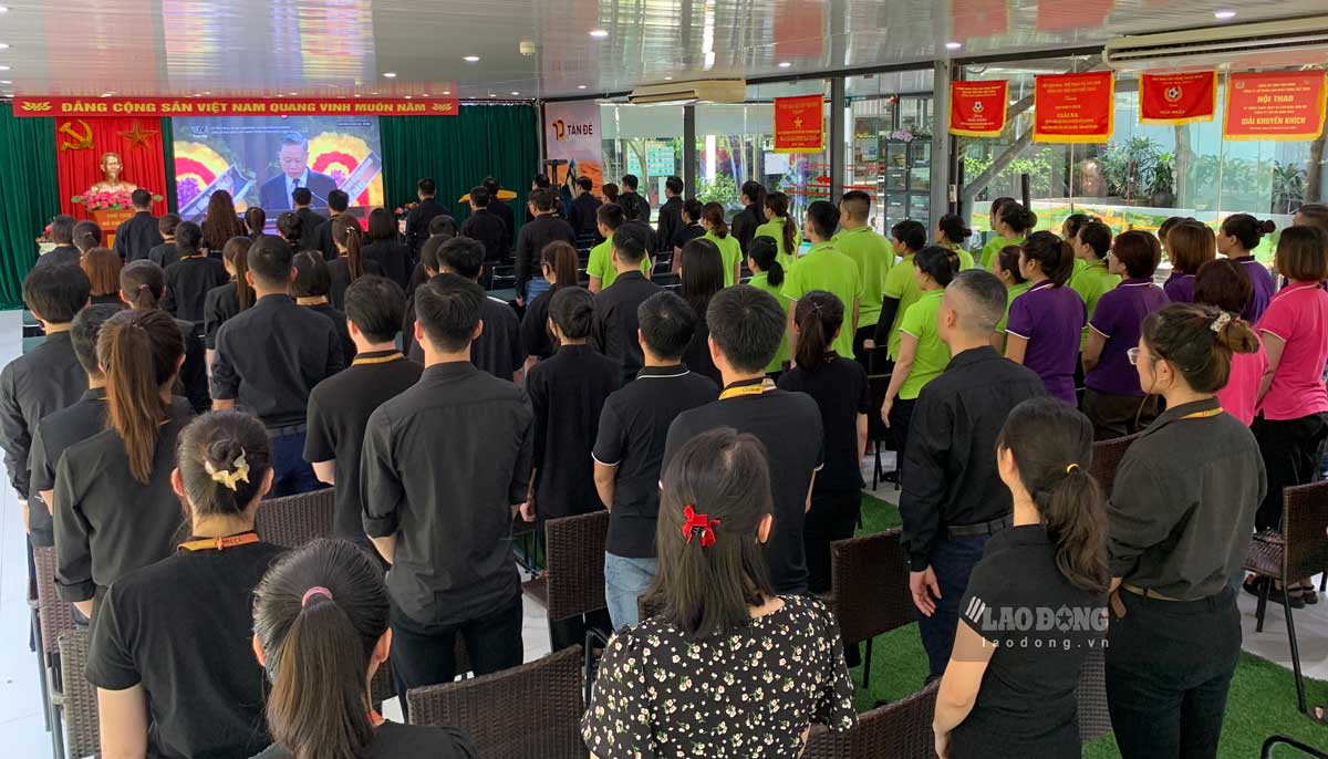 Workers and employees of Tan De Company watched the memorial ceremony of General Secretary Nguyen Phu Trong live. Photo: Luong Ha