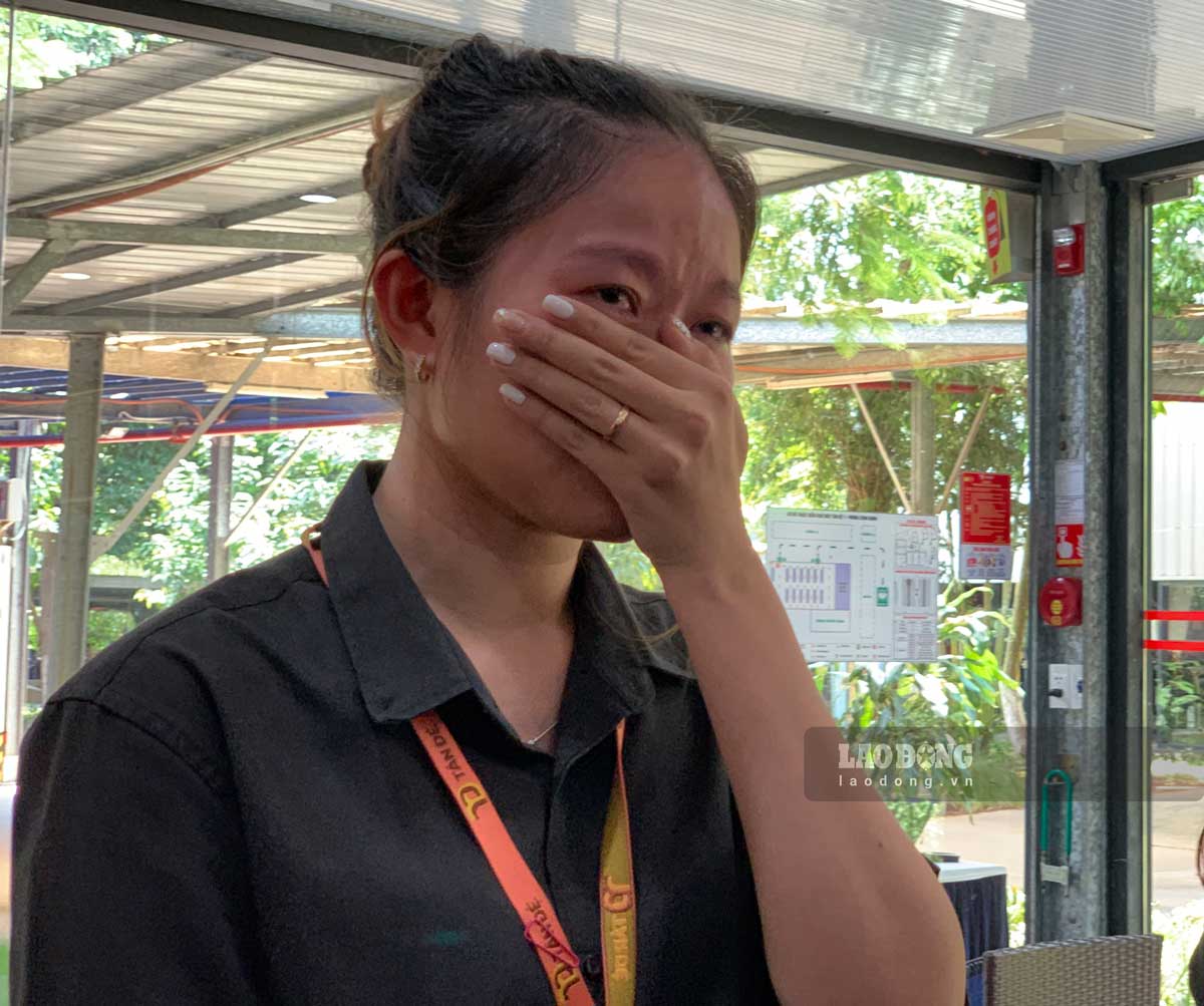 Workers shed tears to mourn the leader who devoted his life to the country and the people. Photo: Luong Ha