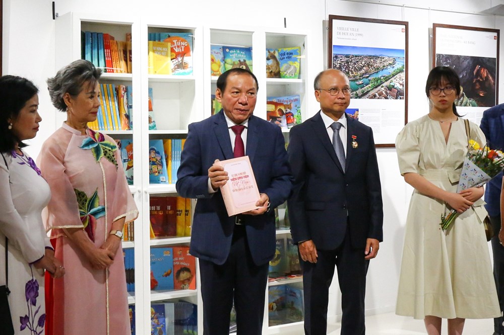 Bộ trưởng Nguyễn Văn Hùng giới thiệu cuốn sách "Xây dựng và phát triển nền văn hoá Việt Nam tiên tiến, đậm đà bản sắc dân tộc" của Tổng Bí thư Nguyễn Phú Trọng. Ảnh Thu Sâm