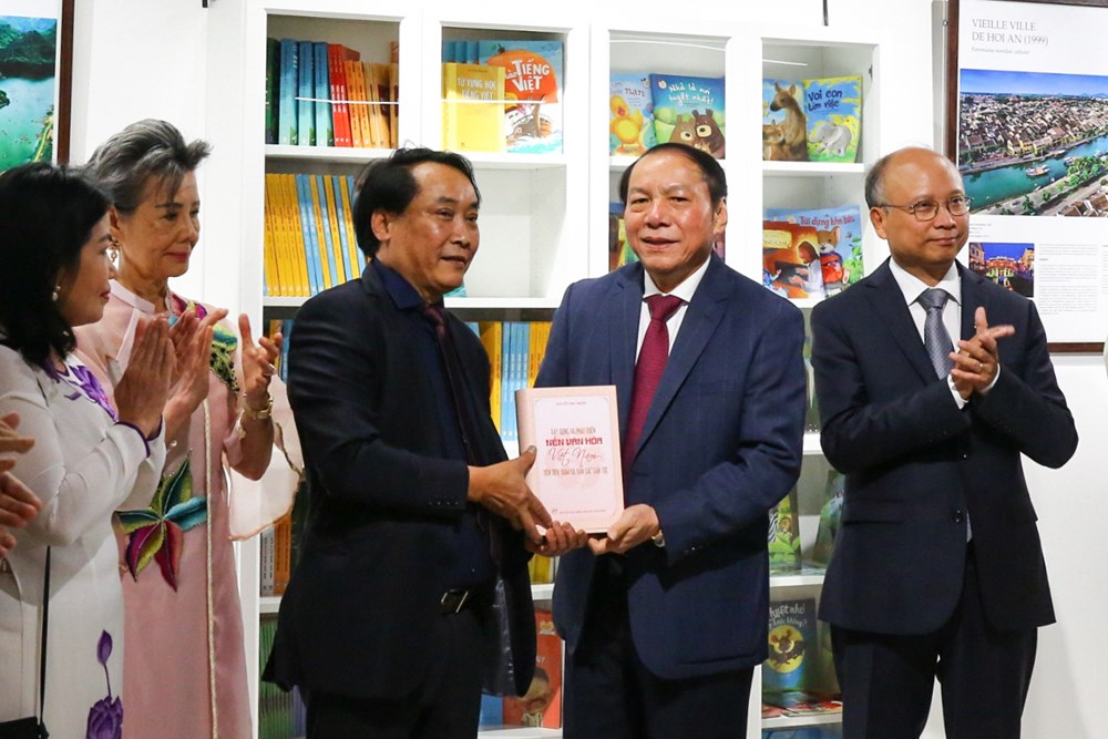 The Minister introduced the book "Building and developing an advanced Vietnamese culture rich in national identity". Tung Sam's photo