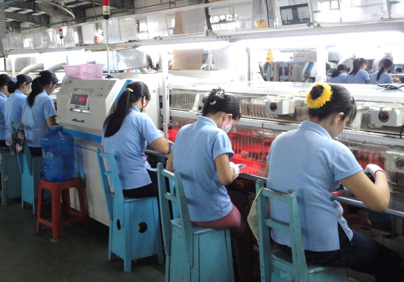 Người lao động đơn phương chấm dứt hợp đồng lao động phải bồi thường cho người sử dụng lao động nửa tháng tiền lương theo hợp đồng lao động. Ảnh: Nam Dương