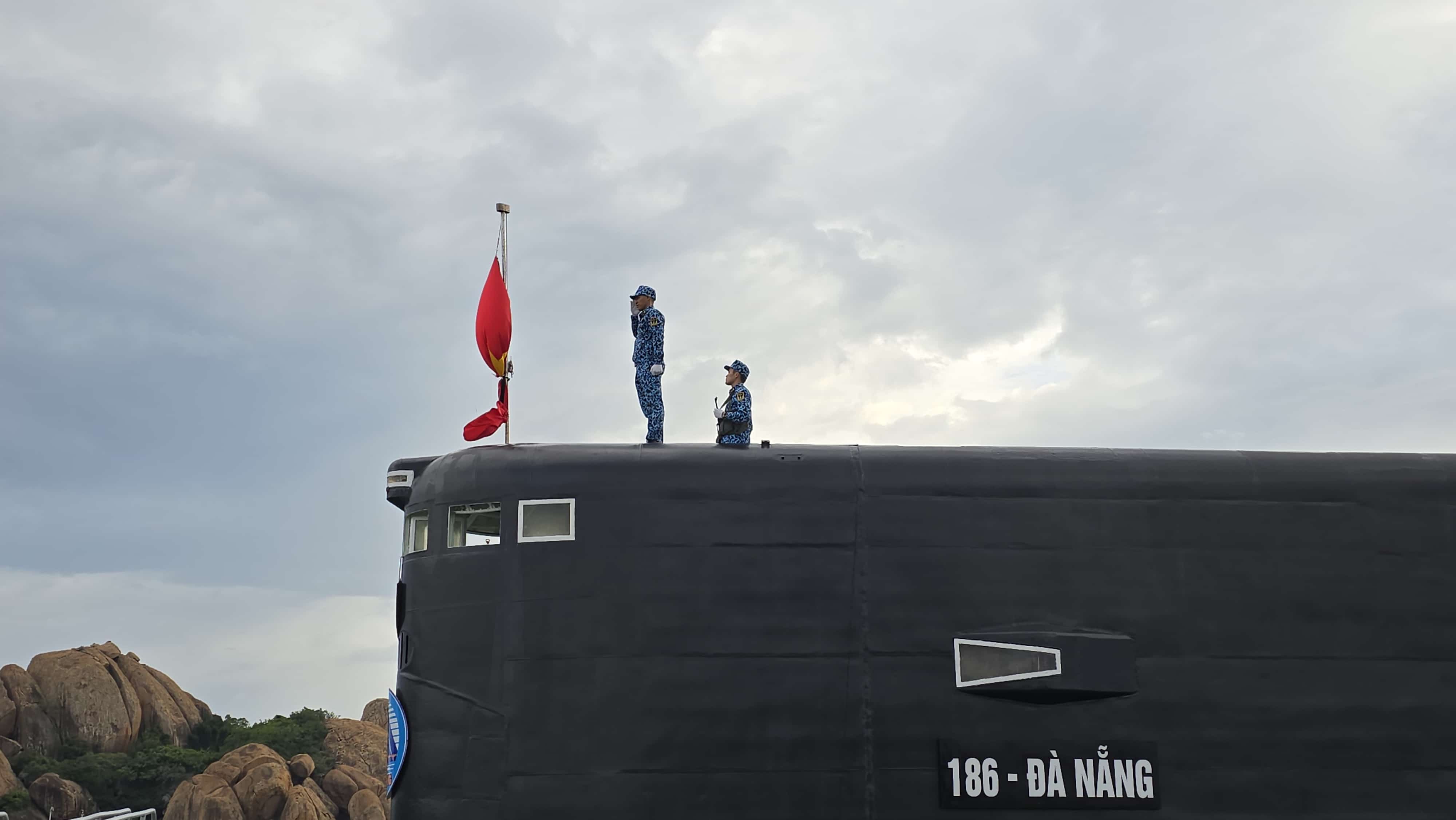 Các chiến sĩ hải quân trên Tàu ngầm 186 - Đà Nẵng tưởng nhớ Tổng Bí thư trước lá cờ rủ trong ngày Quốc tang.