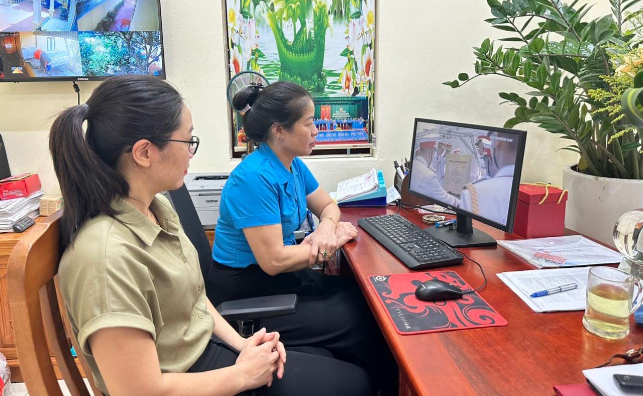 Ms. Phung Thi Hang, President of the Confederation of Labor of Yen Khanh district (Ninh Binh) and her colleagues emotionally watched the funeral of General Secretary Nguyen Phu Trong. Photo: Nguyen Truong