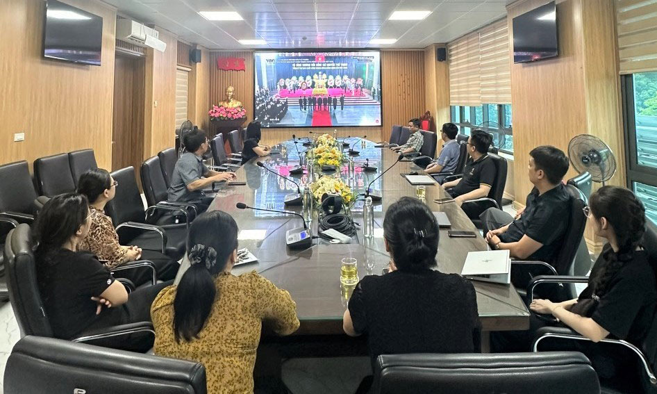 Officials, experts, and trade union members of Nghe An Provincial Business Sector Party Committee were present at the agency to monitor the National Funeral Ceremony of General Secretary Nguyen Phu Trong. Photo: Mai Lieu