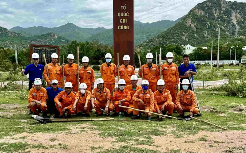 Công đoàn cơ sở Nhà máy cùng lực lượng thanh niên tình nguyện ra quân đồng loạt nhiều hoạt động ý nghĩa tại địa phương nhằm thiết thực hướng tới kỷ niệm 77 năm ngày Thương binh - Liệt sĩ.