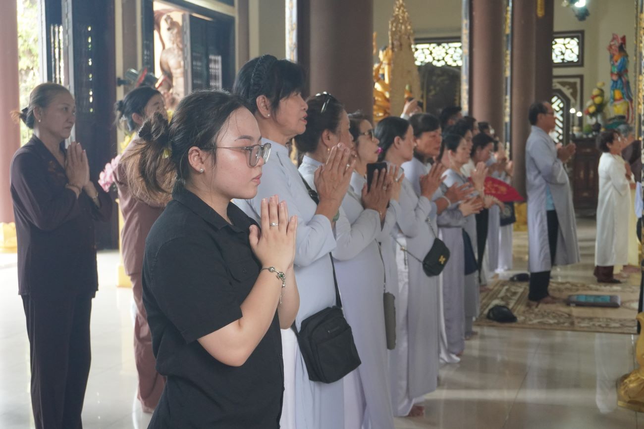  “Người đã đi xa, đây là mất mát lớn đối với dân tộc Việt Nam. Chúng tôi thắp nén hương trong giây phút này để nhớ đến Tổng Bí thư”, chị Lan Hương – người dân quận Hải Châu chia sẻ. 