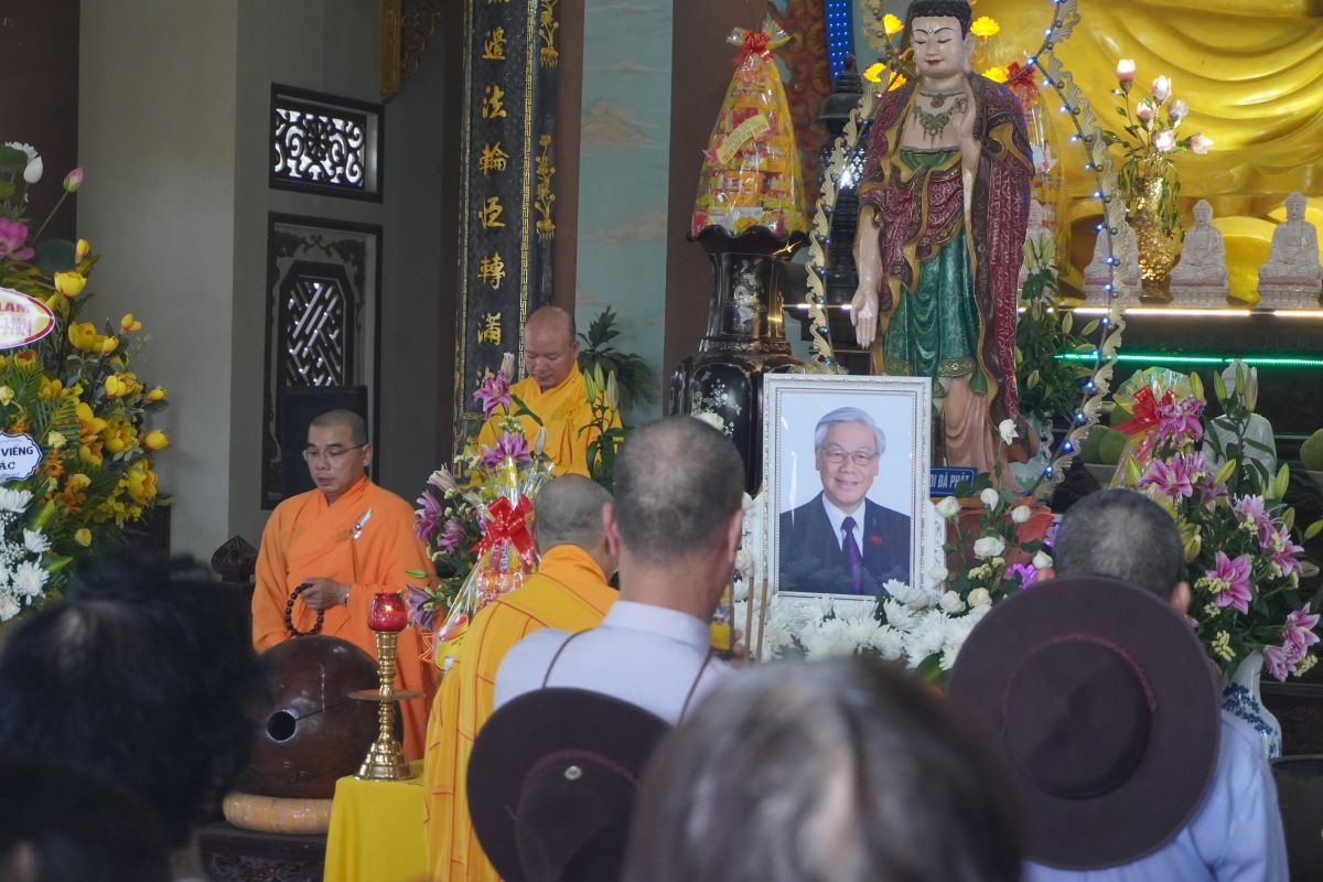 Trong không khí trang nghiêm, người dân và tăng ni, phật tử thực hiện các nghi lễ của Phật giáo để bày tỏ lòng thành, tri ân những đóng góp của Tổng Bí thư cho đất nước.