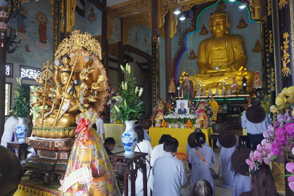 Cùng thời điểm đó, tại chùa Pháp Lâm (quận Hải Châu), người dân và các tăng ni, phật tử tới thắp hương viếng Tổng Bí thư.