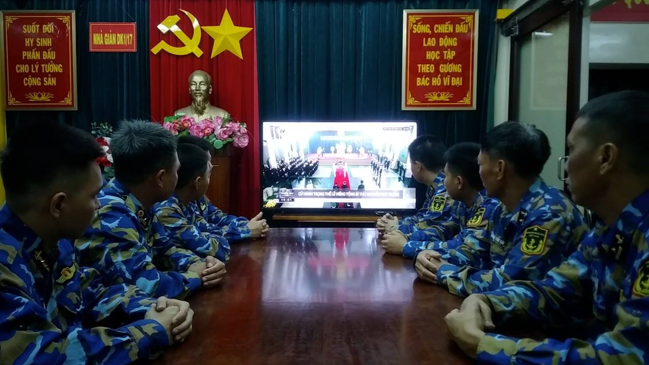 Officers and soldiers of the DK1/17 rig directly watched the memorial ceremony of General Secretary Nguyen Phu Trong. Photo: Region 2 Navy