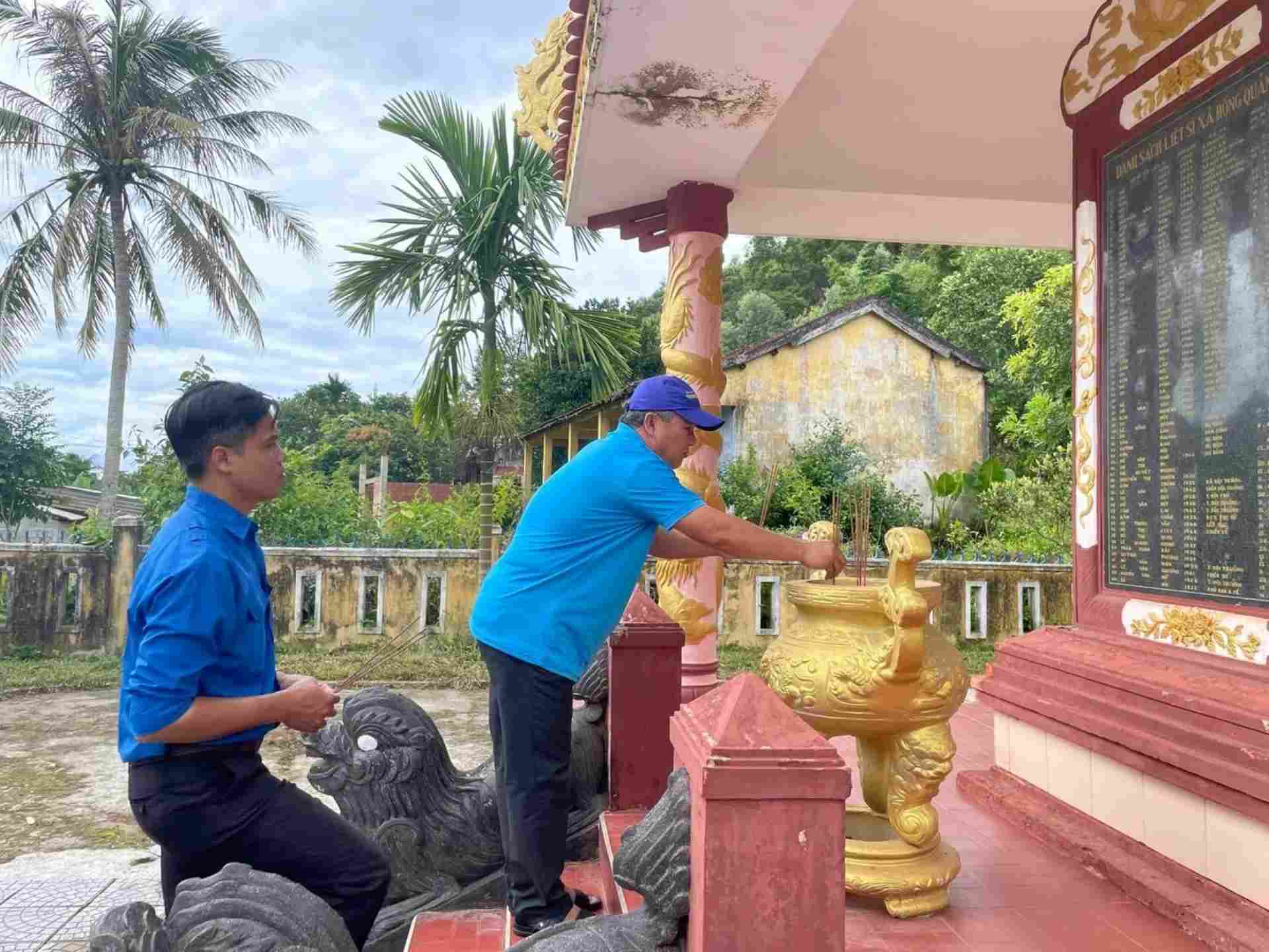 Offering incense to commemorate the heroic martyrs. Photo: Nhu Phuong.