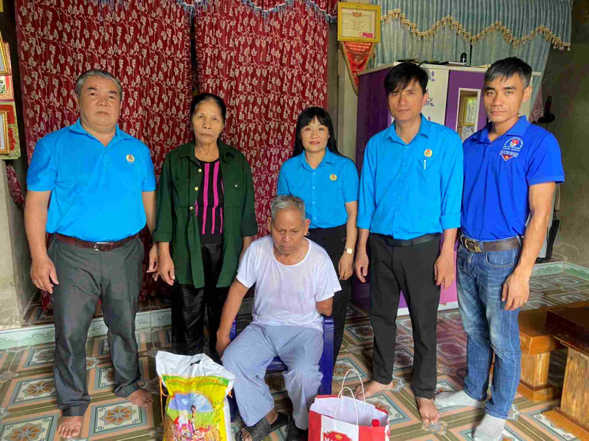 Các cấp công đoàn đã đến thăm hỏi, tặng quà thương binh trên địa bàn huyện A Lưới dịp 27.7. Ảnh: Như Phương.