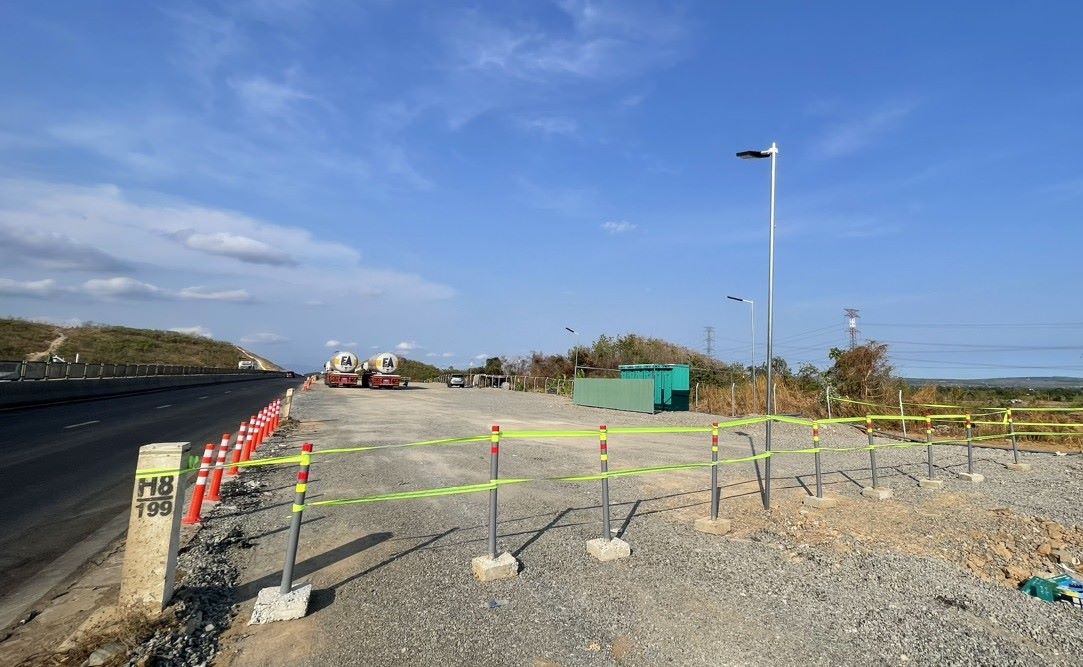 Temporary rest stop on Vinh Hao - Phan Thiet highway. Photo: Duy Tuan