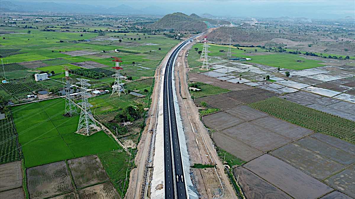 A section of Vinh Hao - Phan Thiet highway passing through Ham Thuan Bac district, Binh Thuan. Photo: Duy Tuan