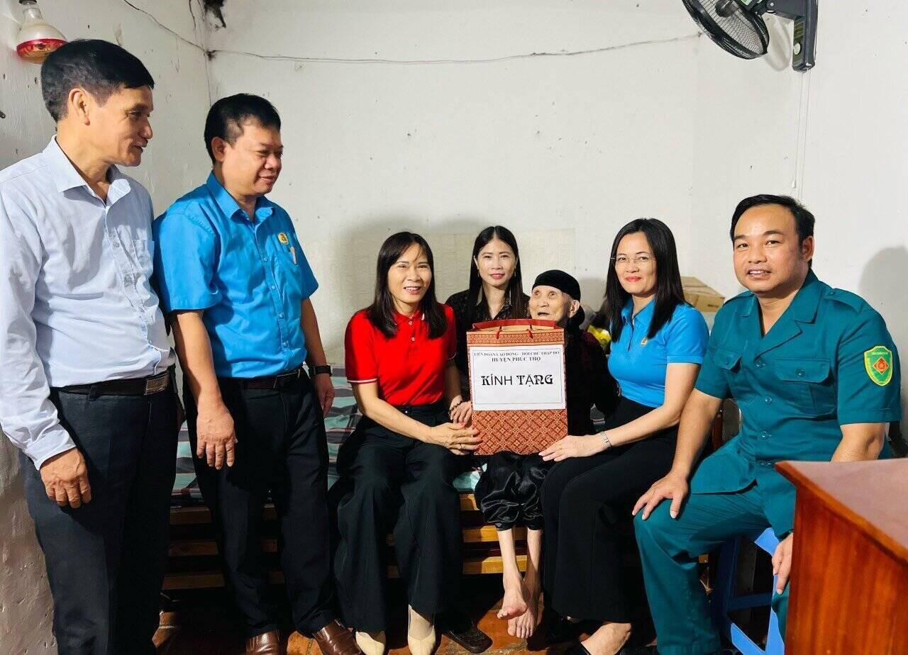 Bà Nguyễn Thị Lan Anh (thứ 2 từ phải sang) cùng Đoàn đến thăm, trao quà cho các gia đình Mẹ Việt Nam anh hùng, gia đình chính sách nhân 77 năm Ngày Thương binh - Liệt sĩ