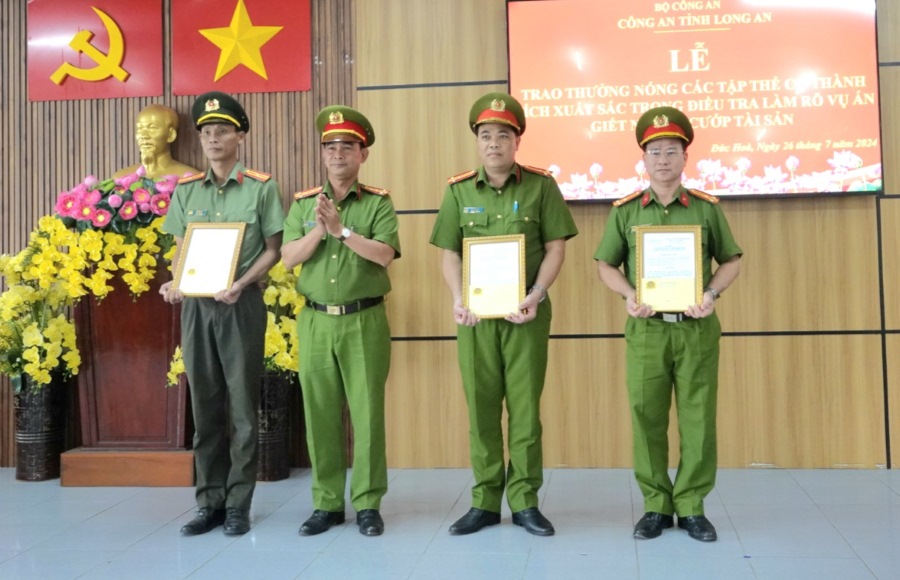 Đại tá Phạm Thanh Tâm - Phó Giám đốc, Thủ trưởng Cơ quan Cảnh sát điều tra Công an tỉnh Long An trao thưởng cho các đơn vị có thành tích phá án. Ảnh: An Long