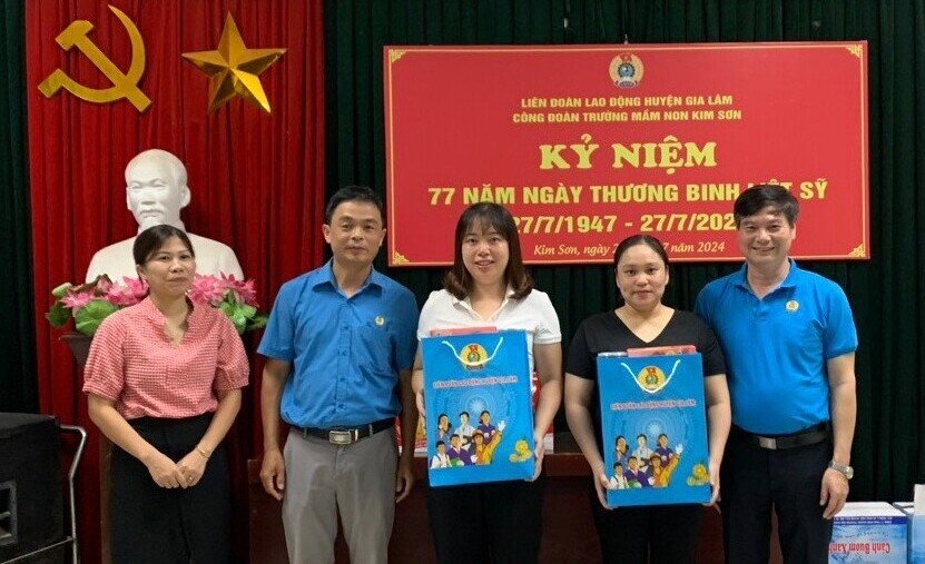 Gia Lam 지역 노동 연맹 지도자들이 부상병 및 순국선열의 날 77주년을 맞아 Kim Son 유치원에서 근무하는 순국선열의 자녀인 노동조합원에게 선물을 증정하고 있습니다. 사진: CDH