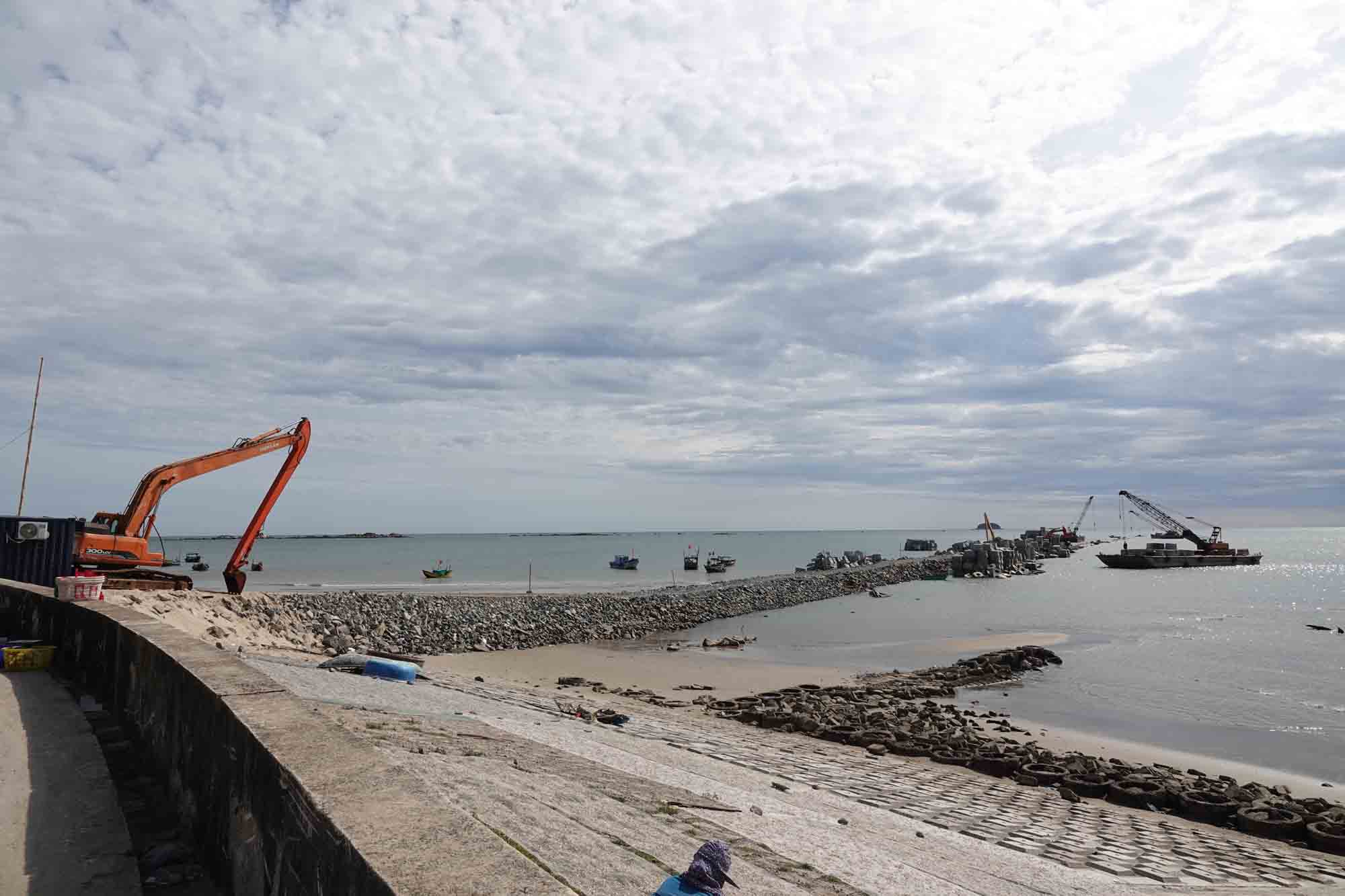 The sand protection dike project has completed about 60% of its volume. Photo: Tran Tuan.