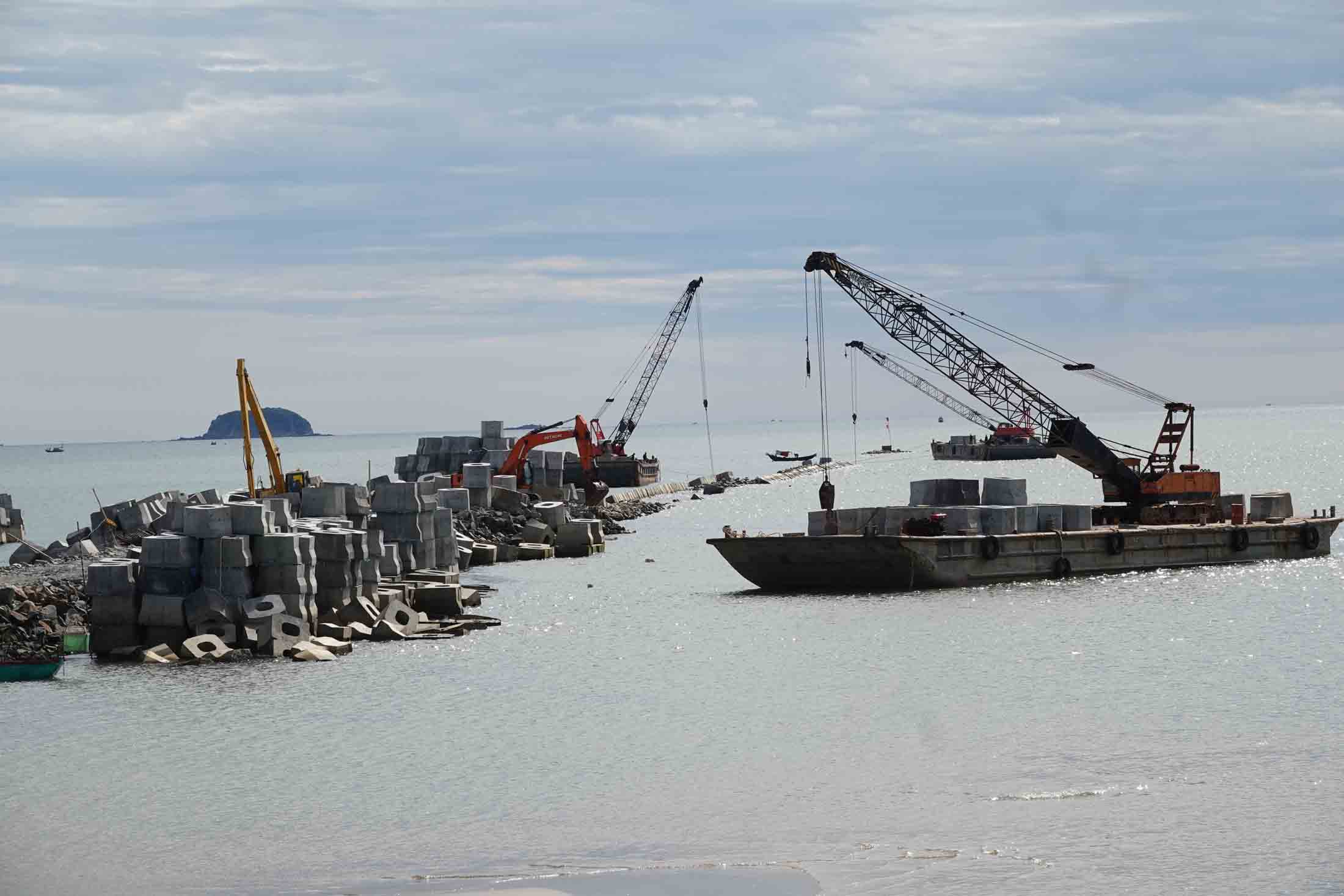 Structural crane for sand protection dike construction. Photo: Tran Tuan.