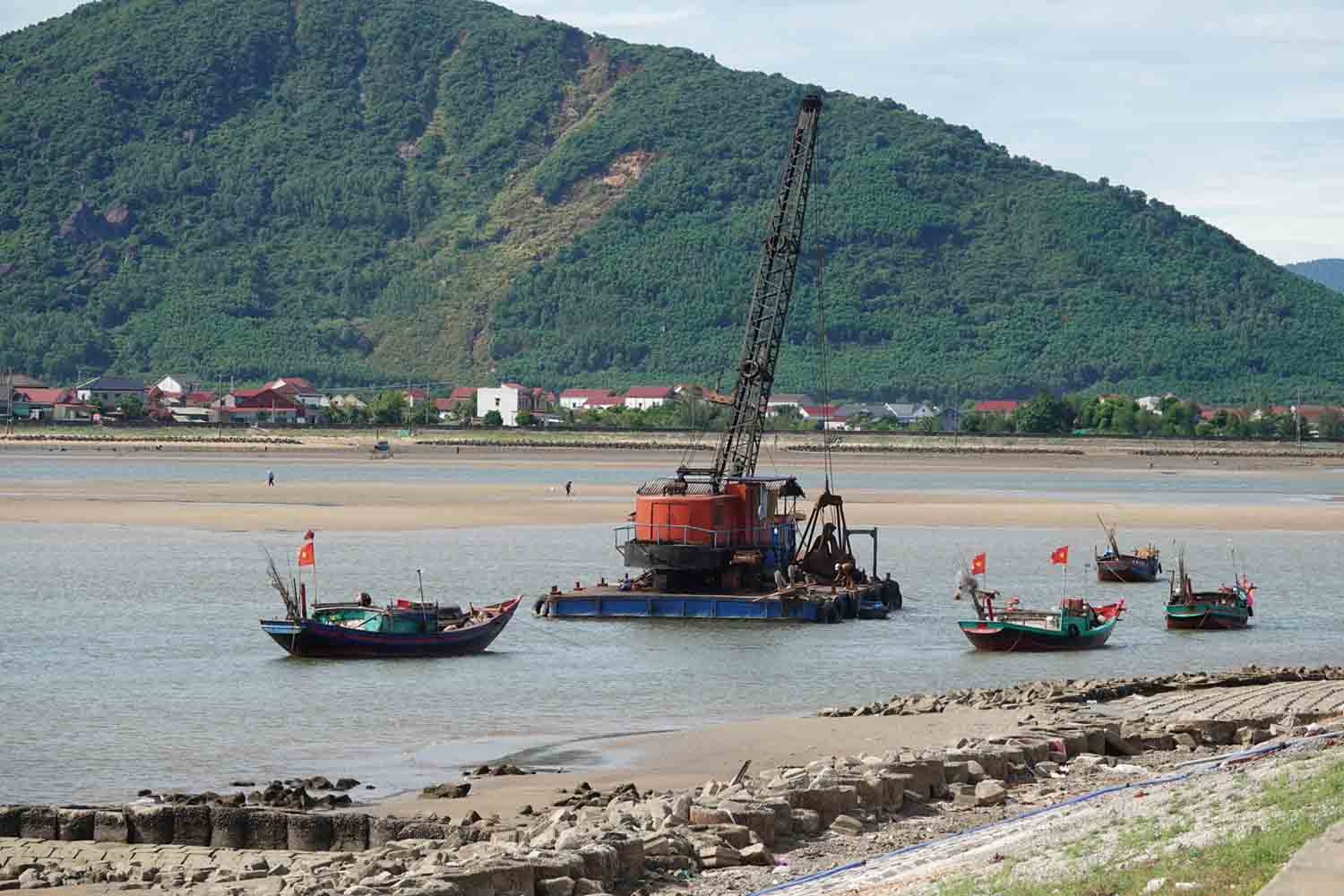 The sand-dumping barge performs the task of clearing the channel. Photo: Tran Tuan.